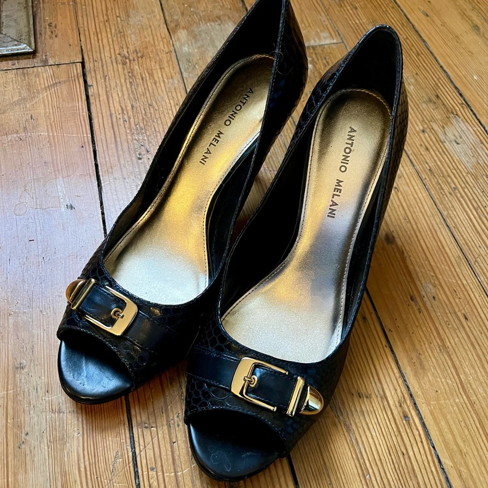 Antonio Melani black snakeskin pump